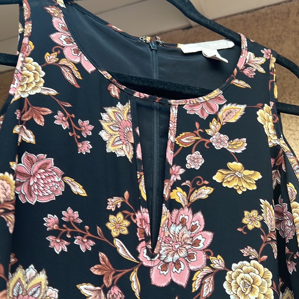 Flowy Patterned Dress - Picture 3 of 6